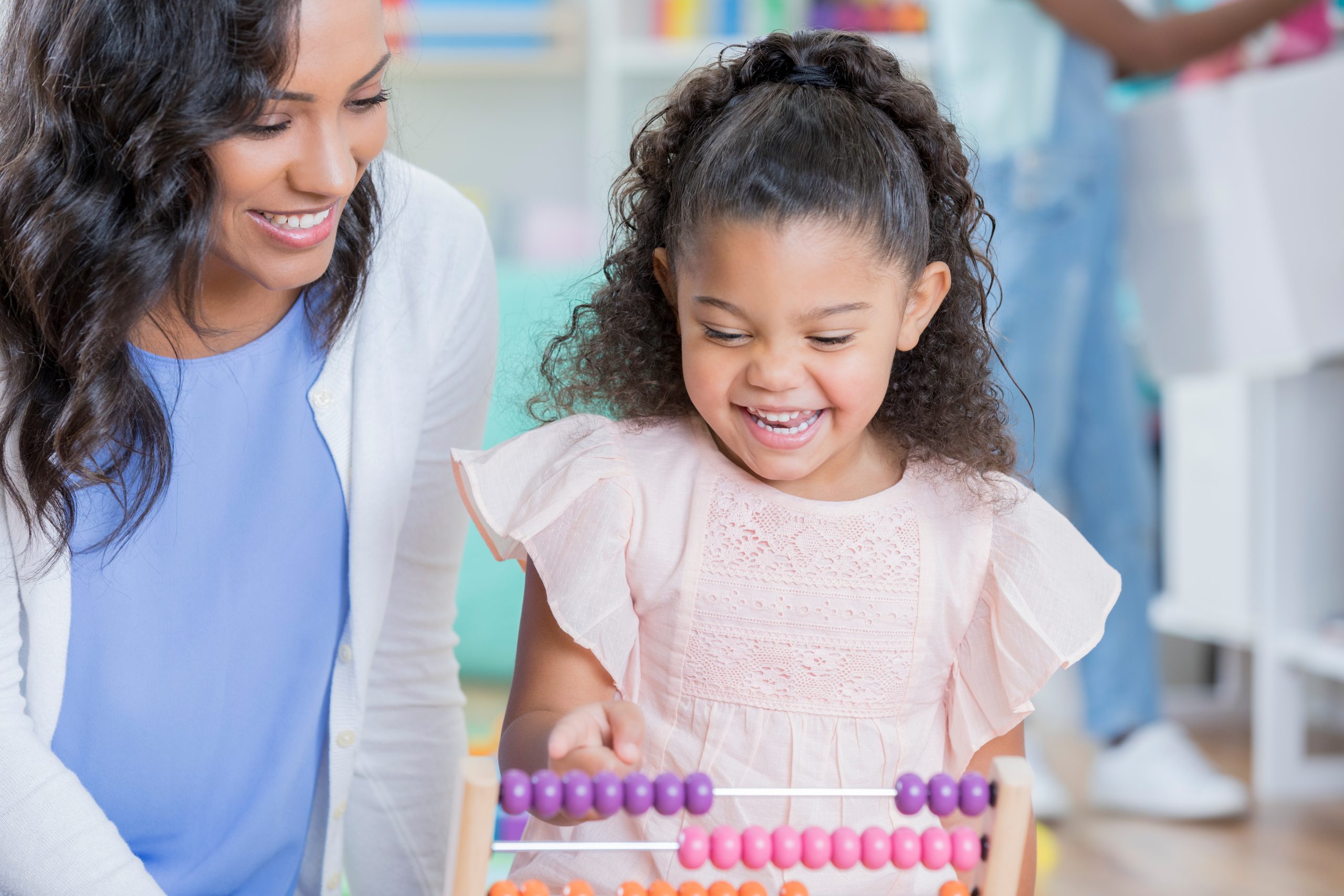 Therapist helping a little girl learn through playing in the best speech and language therapy clinic.